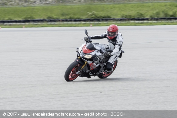 Nous avons pu tester l'efficacité bluffante du système MSC (ABS virage) en faisant des ronds sur une piste.