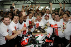 Max BIaggi signe avec Aprilia pour 2011 et 2012