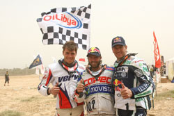Rallye Oilibya podium 1er Chaleco LOPEZ Aprilia (N°102) 2ème : Marc COMA - KTM (N°1) 3me : Jakub PRZYGONSKI (N5)