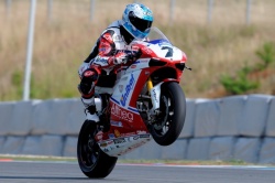 WSBK : Carlos Checa domine la première journée à Brno