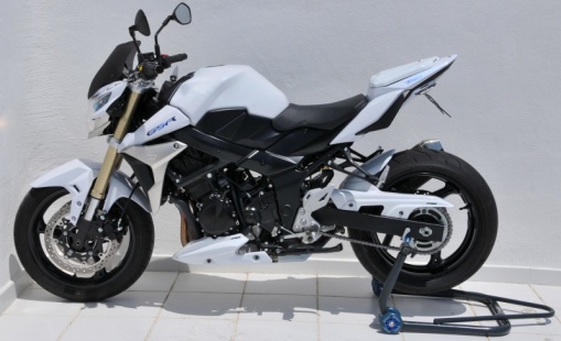 Ermax équipe la GSR 750 blanche des roues au guidon