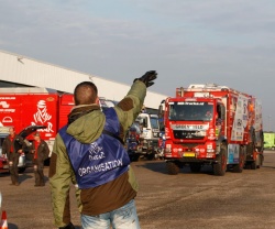 Dakar 2012 : 680 véhicules embarquent au Havre - Crédit Photo : Dakar.com