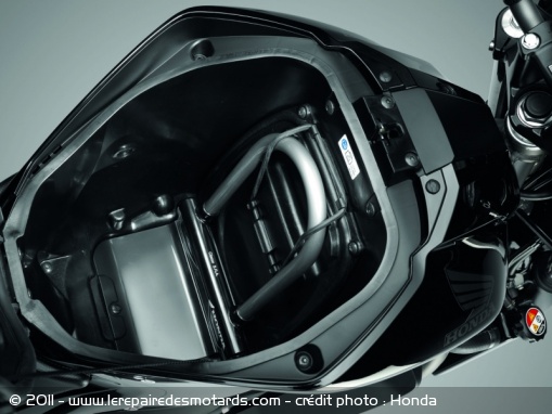 Rangement du casque dans le faux réservoir du roadster Honda NC700S