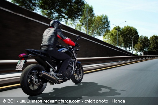 Roadster Honda NC700S sur route