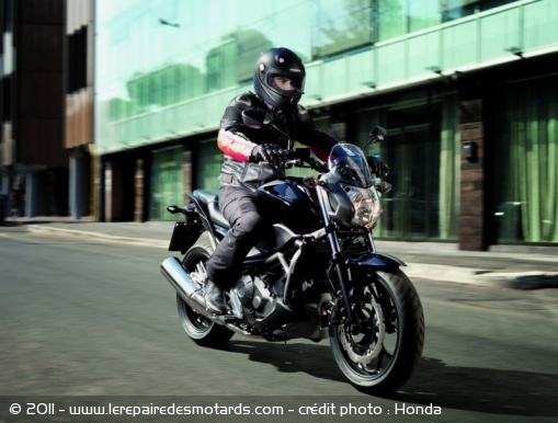 Roadster Honda NC700S en ville
