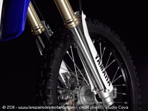 Les suspensions avant sont de type YZ-F avec séparation air-liquide
