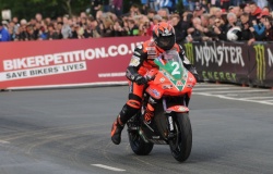 Troisième victoire pour Ryan Farquhar au TT - Crédit photo : iomtt.com