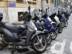 Le stationnement sauvage sur les trottoirs Parisien sur le fil du rasoir