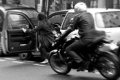 Il essaie moto enfuit avec