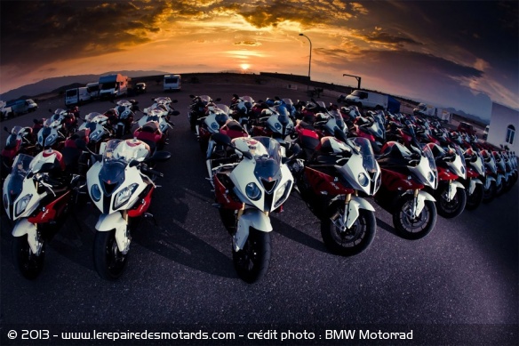 Les S1000RR attendent leur entrée en piste