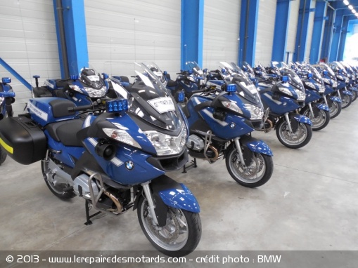 Les BMW R 1200 RT de la gendarmerie défilent au 14 juillet