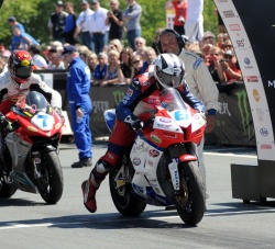 Tourist Trophy : Michael Dunlop gagne à nouveau le Supersport