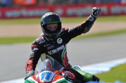 Supersport : Sam Lowes célèbre sa victoire de Donington