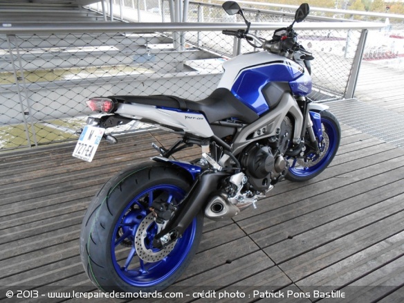 Yamaha MT-09 White and Blue Racing