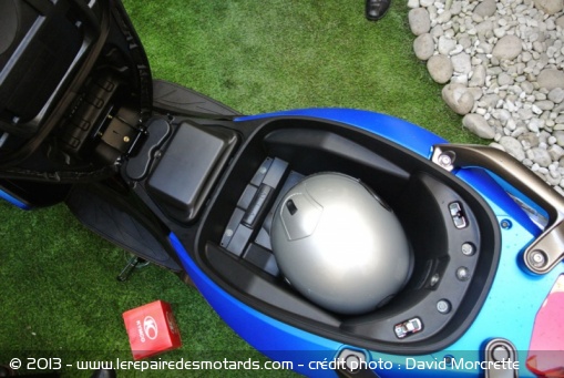 Kymco K-XCT 125i avec casque C3 sous la selle