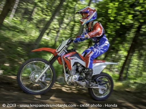 La CRF125F se veut être une moto idéal pour les débutants en tout-terrain
