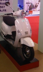 La Vespa imitée au salon de la moto 2011