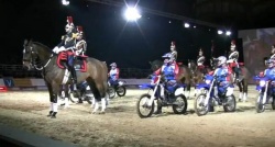 Vidéo : un ballet moto - chevaux au salon Cheval Passion