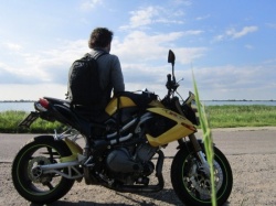 Un voyage de 8.000 km à travers l'Europe en Benelli TNT
