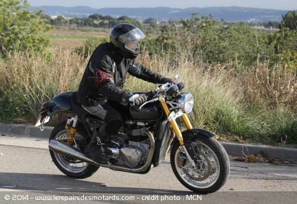 Cylindrée portée à 1.100 cm3 et refroidissement air/liquide, la gamme Triumph Classic prépare son changement