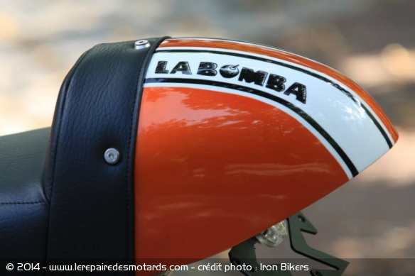 Une coque de selle dans l'esprit des sixties