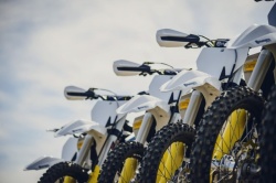 Rappel des motocross et enduro Husqvarna - crédit photo : S. Romero