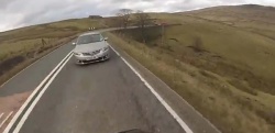 Vidéo : il se filme et se crashe à moto