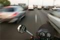 Un motard traîné camion 40km