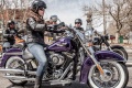 Harley Davidson drague femmes jeunes