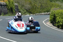 Tourist Trophy : doublé des Birchall en Sidecar - crédit photo : IOMTT