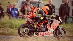 John Hinds équipé de ses trouves médicales d'urgence