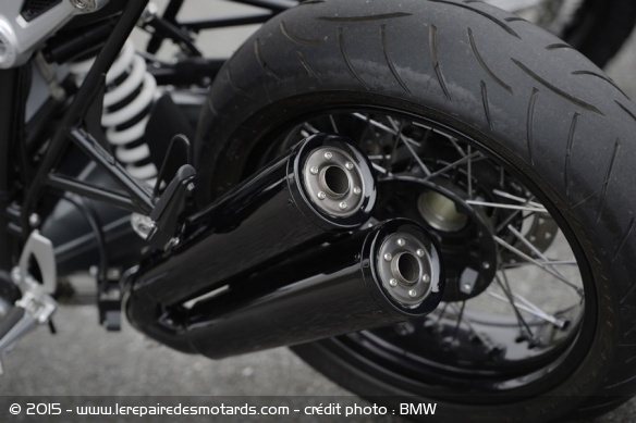 La BMW se pare d'un double silencieux Akrapovic La BMW se pare d'un double silencieux Akrapovic