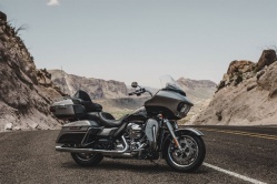 Le Road Glide Ultra dans sa version rouge deux tons