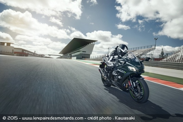 Kawasaki ZX-10R Winter Edition action