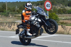 Un KTM 1290 Super Tourer en préparation - crédit photo : Visordown