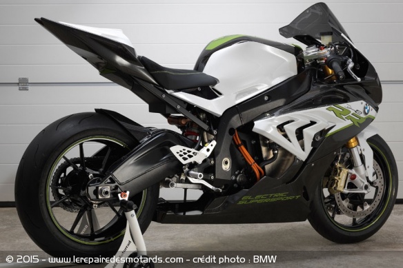 Non, il n'y a pas de silencieux sur cette S1000RR Non, il n'y a pas de silencieux sur cette S1000RR