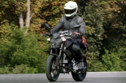 Le roadster BMW de 300cm3 en approche - crédit photo : Motorcycle.com