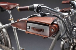 Italjet Ascot ebike : batterie recouverte de cuir