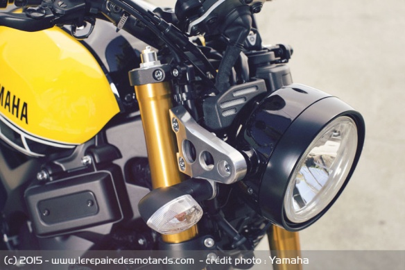 La XSR se pare d'un phare rond avec un support en aluminium La XSR se pare d'un phare rond avec un support en aluminium