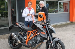 Renaud Lavillenie reçoit les clés de sa KTM 1290 Super Duke R des mains d'Eric Antunes