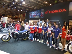 Les pilotes et la direction de Honda autour de l'Africa Twin