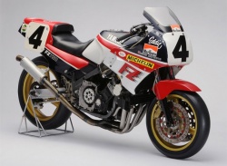La réplique de la Yamaga FZ 750 de Lawson sera également exposée
