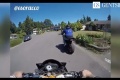 Un motard coince voleur moto