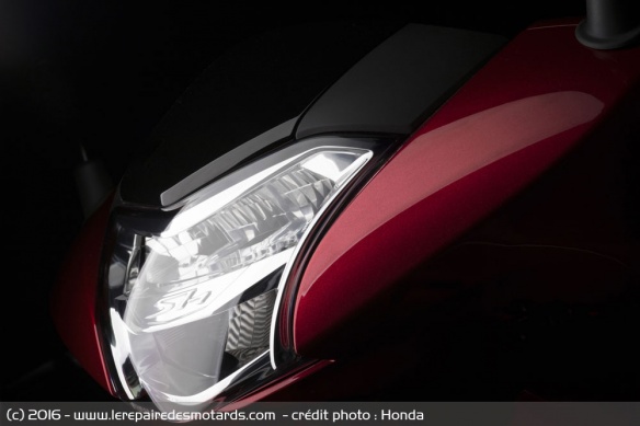 Le phare avant du Honda SH 125i Le phare avant du Honda SH 125i