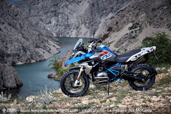 BMW R 1200 GS Rallye, statique au dessus d'une vallée