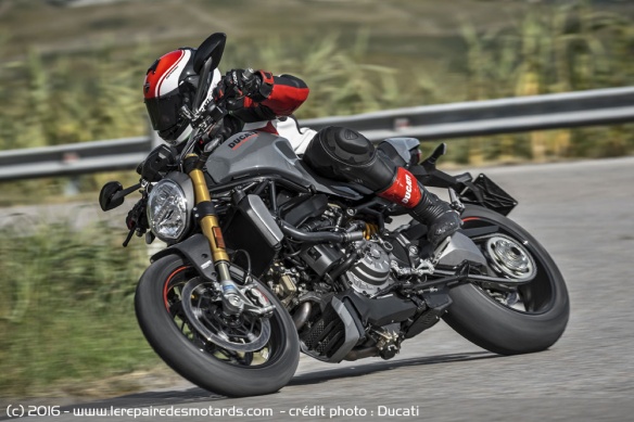 Ducati Monster 1200 S sur route Ducati Monster 1200 S sur route