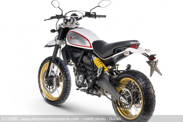 Ducati Scrambler Desert Sledge Ducati Scrambler Desert Sled blanc, trois quart arrière