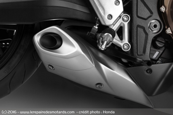 La ligne d'échappement reste sous la moto La ligne d'échappement reste sous la moto