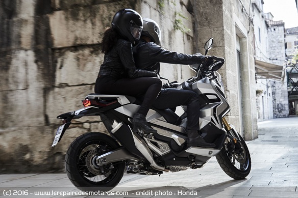 Scooter Honda X-ADV en ville Scooter Honda X-ADV en ville