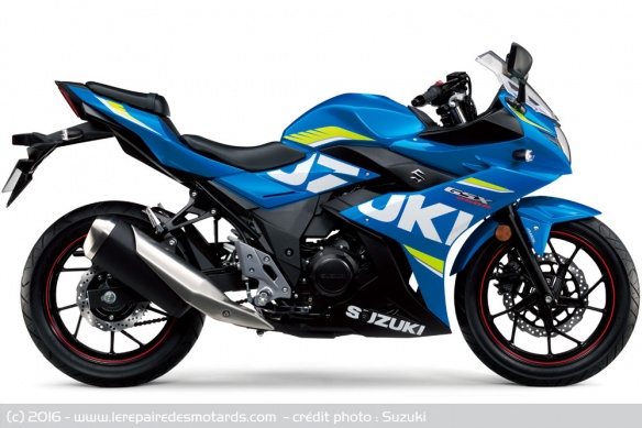 Sportive Suzuki GSX-250R bleu